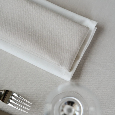 Kombination aus beige & weiß - feine Struktur der Tischwäsche Torino bei Velvetana, edle Farbkombination