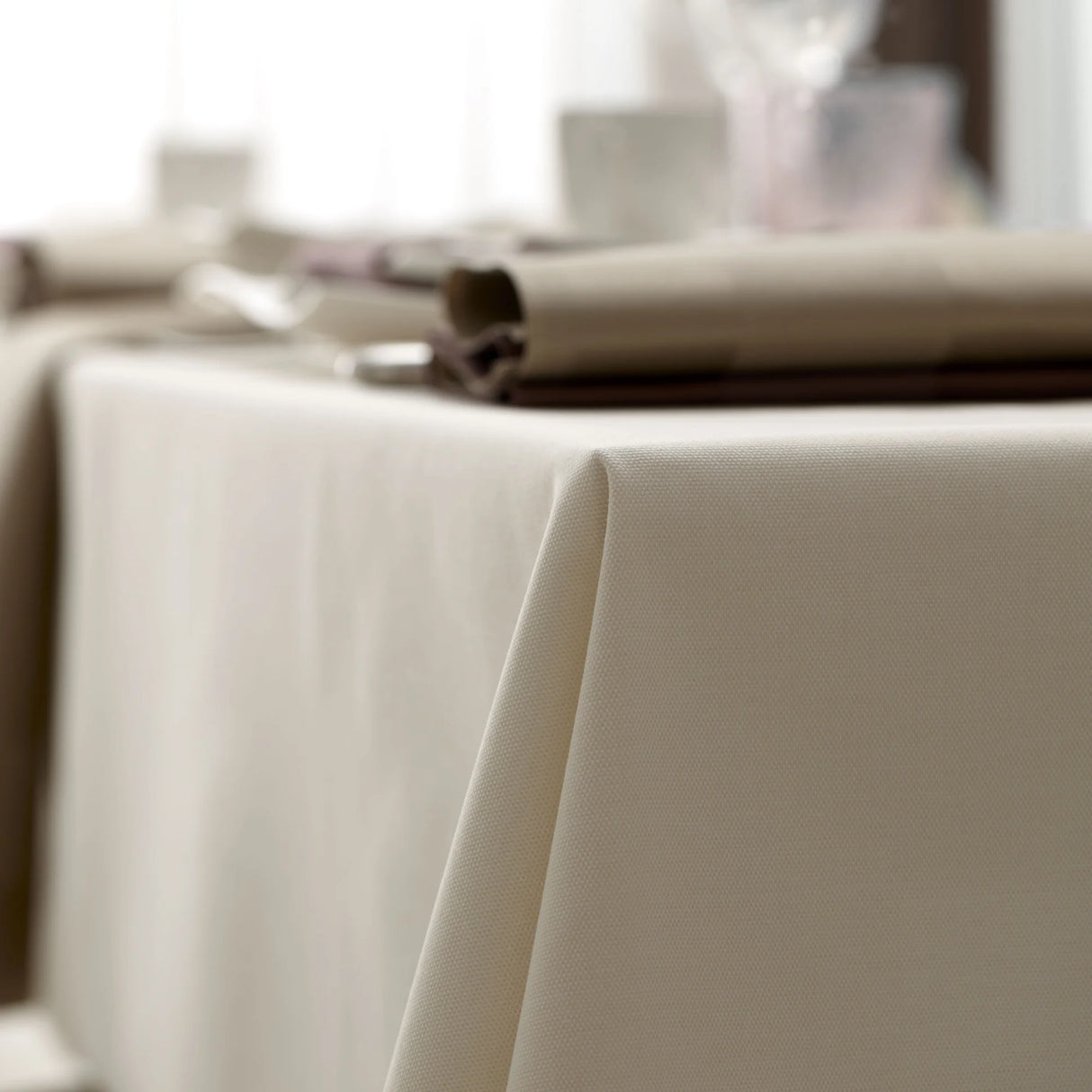 Gedeckter Tisch mit Tischwäsche Torino in Creme - warme Eleganz für gehobene Gastronomie