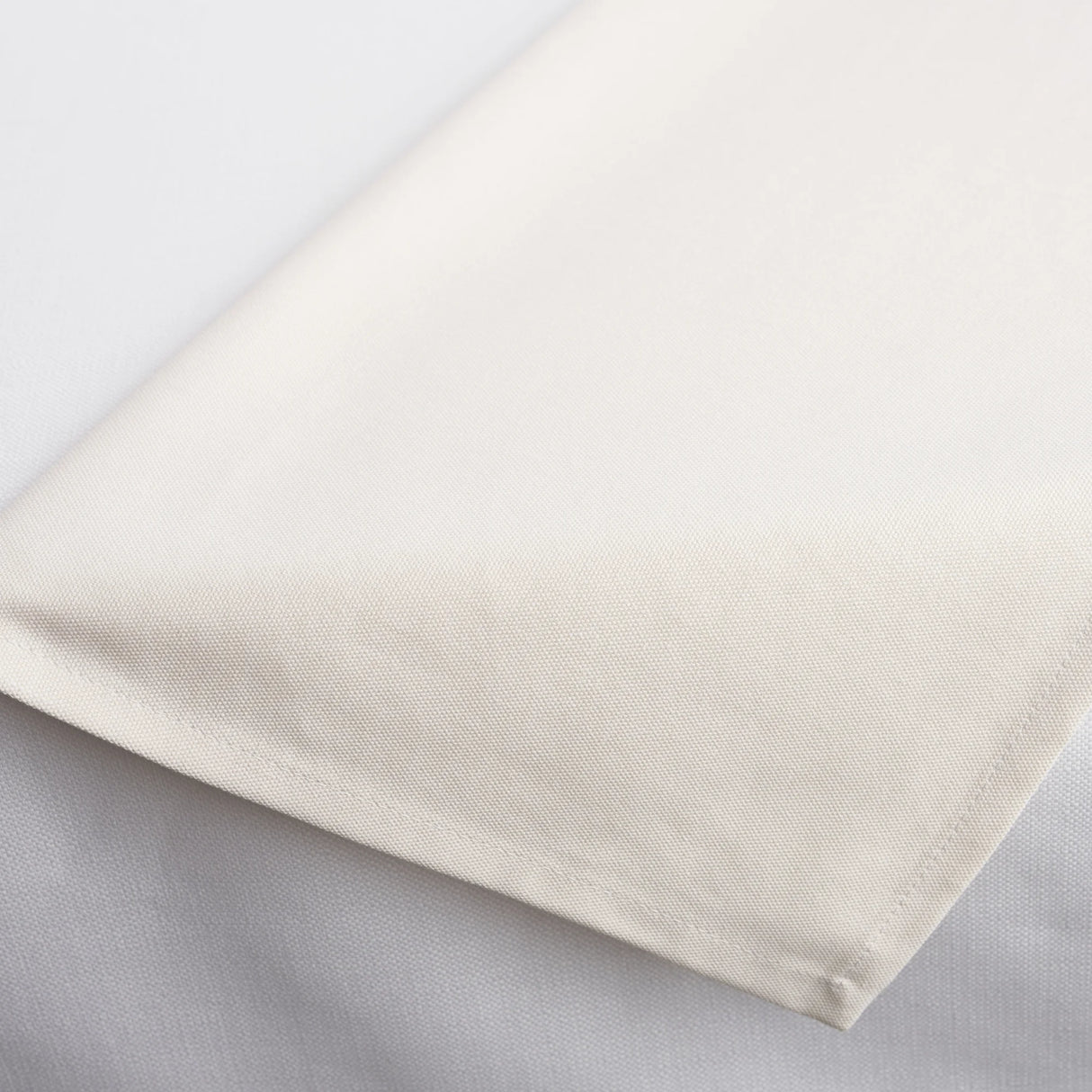 Randverarbeitung der cremefarbenen Tischdecke - feine Verarbeitung für stilvolle Hotelqualität