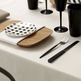 Modern gedeckter Tisch mit schwarzen Akzenten & cremefarbener Tischwäsche bei Velvetana