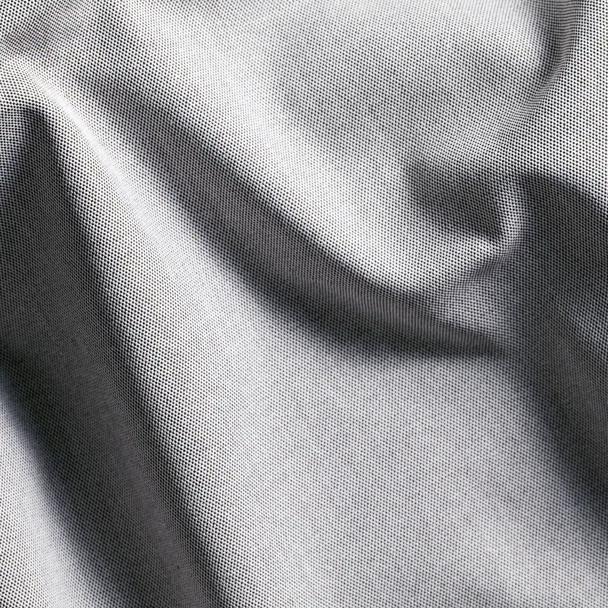 Detailaufnahme der Tischwäsche in midnight - feine Struktur & edle Haptik bei Velvetana