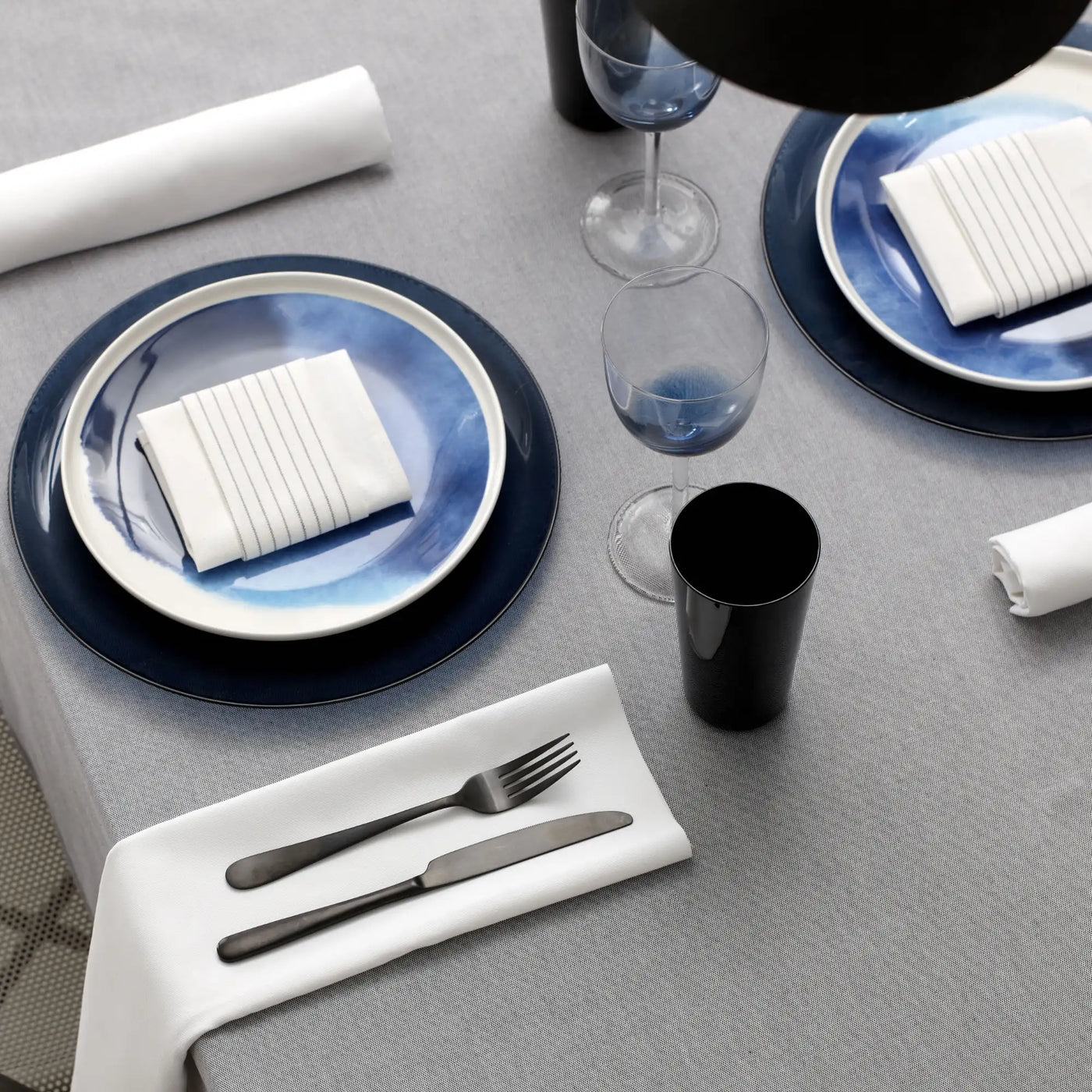 Gedeckter Tisch mit eleganter Tischwäsche, weißen Servietten & blauem Geschirr - edler Farbkontrast