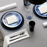 Gedeckter Tisch mit eleganter Tischwäsche, weißen Servietten & blauem Geschirr - edler Farbkontrast