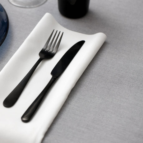 Dunkle Tischwäsche mit schwarzem Besteck & weißer Stoffserviette - moderne Eleganz für Gastronomie