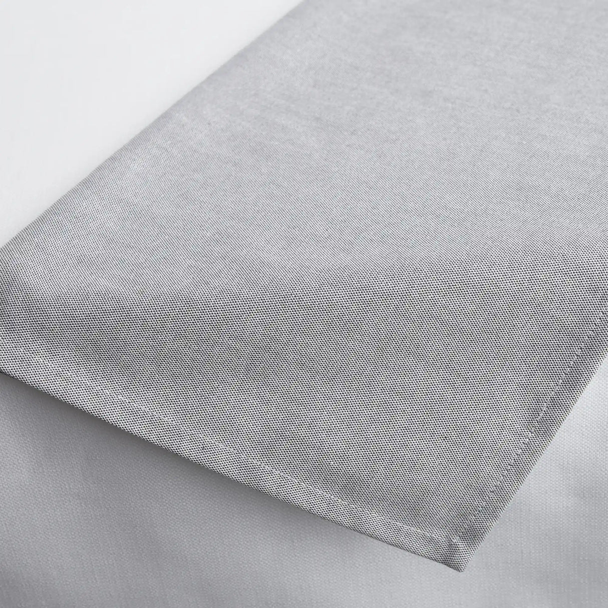 Randverarbeitung der Tischdecke Torino midnight - präzise Verarbeitung für luxuriöse Qualität