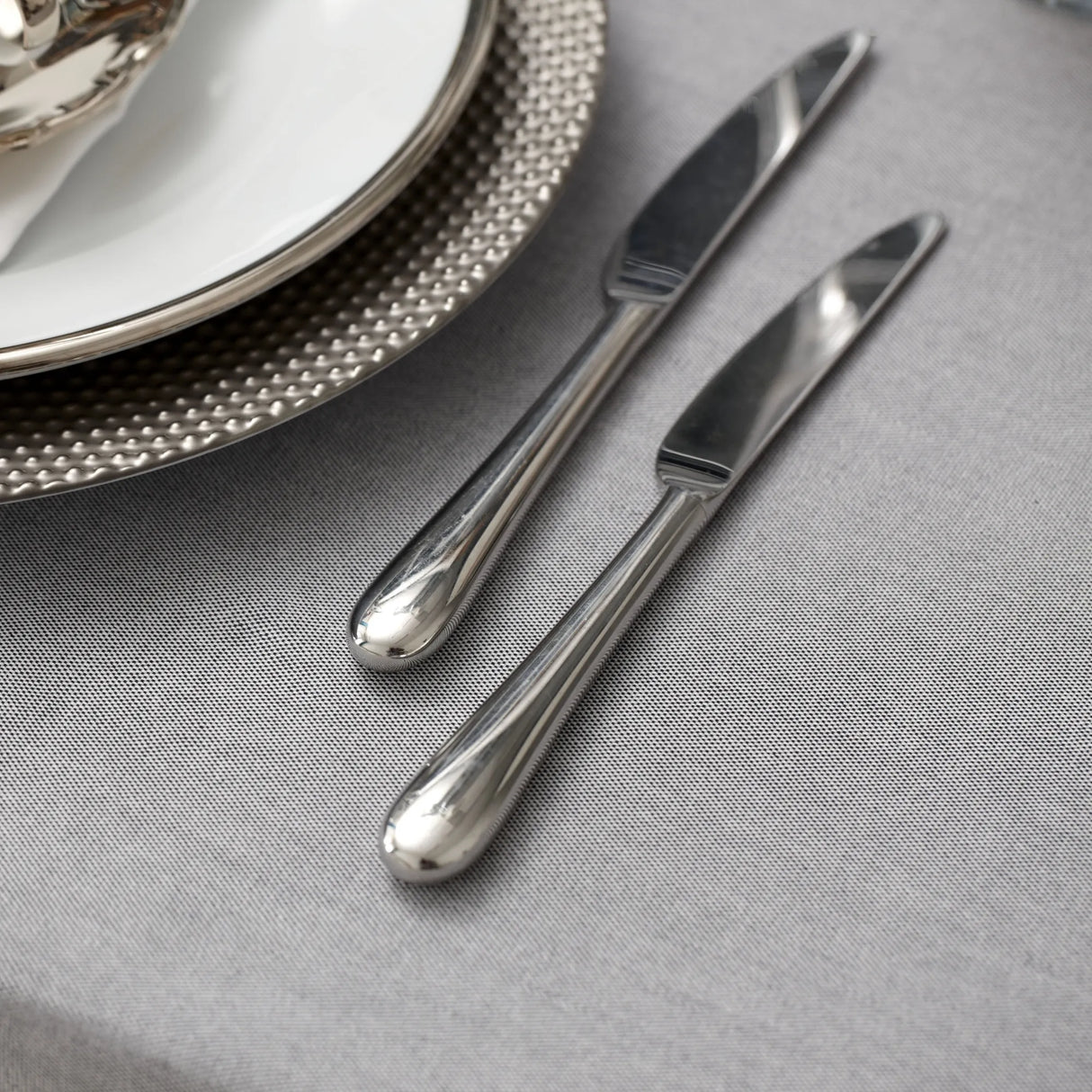 Tischwäsche midnight mit silbernem Besteck - luxuriöse Tischgestaltung für stilvolle Events & Hotels
