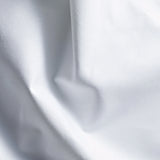 Detailaufnahme des weißen Stoffs - hochwertige, langlebige Tischwäsche mit dezenter Eleganz